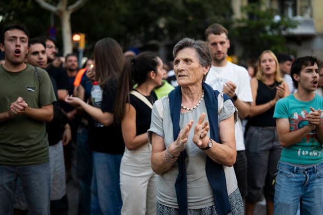 Rally in Barcelona in Support of Maricarmen Following Her Eviction in Madrid: Dozens of people gathered at a rally in support of Maricarmen following her eviction in Madrid, in front of the Government Delegation, on September 23, 2026, in Barcelona, Catalonia, Spain. The protest was organized following the eviction of Maricarmen, a resident of the Retiro district who had lived for 70 years at 46 Alcalde Sainz de Baranda Street in Madrid SEPTEMBER 23, 2026 PROTEST MARICARMEN EVICTION VULTURE FUND KEYS KEYCHAIN RENTAL HOUSELorena Sopê Barcelona Catalonia Barcelona Catalonia Spain  Copyright: xLorenaxSopÃªnax 7794946