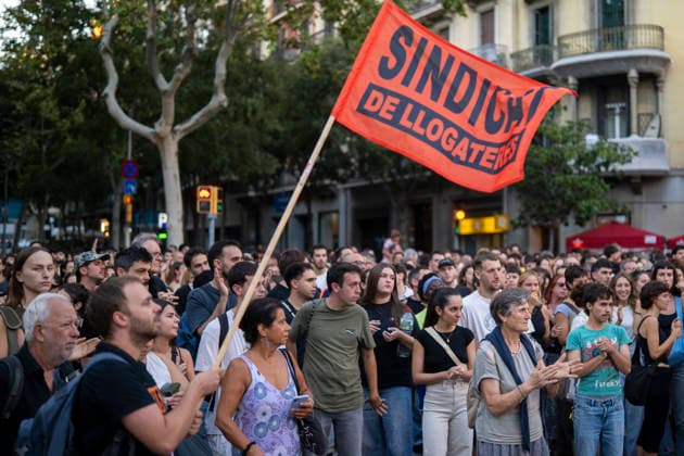 Rally in Barcelona in Support of Maricarmen Following Her Eviction in Madrid: Dozens of people gathered at a rally in support of Maricarmen following her eviction in Madrid, in front of the Government Delegation, on September 23, 2026, in Barcelona, Catalonia, Spain. The protest was organized following the eviction of Maricarmen, a resident of the Retiro district who had lived for 70 years at 46 Alcalde Sainz de Baranda Street in Madrid SEPTEMBER 23, 2026 PROTEST MARICARMEN EVICTION VULTURE FUND KEYS KEYCHAIN RENTAL HOUSELorena Sopê Barcelona Catalonia Barcelona Catalonia Spain  Copyright: xLorenaxSopÃªnax 7794947
