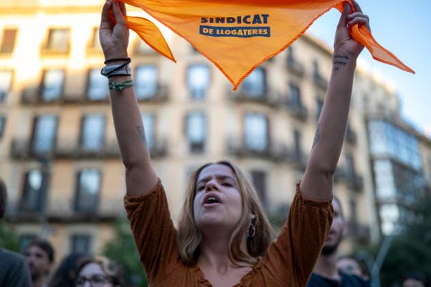 Rally in Barcelona in Support of Maricarmen Following Her Eviction in Madrid A person holds up a handkerchief during a rally in support of Maricarmen following her eviction in Madrid, in front of the Government Delegation, on September 23, 2026, in Barcelona, Catalonia, Spain. The protest was organized following the eviction of Maricarmen, a resident of the Retiro district who had lived for 70 years at 46 Alcalde Sainz de Baranda Street in Madrid SEPTEMBER 23, 2026 PROTEST MARICARMEN EVICTION VULTURE FUND KEYS KEYCHAIN RENTAL HOUSETENANTS Lorena Sopê Barcelona Catalonia Barcelona Catalonia Spain  Copyright: xLorenaxSopÃªnax 7794961
