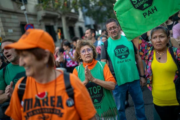 Rally in Barcelona in Support of Maricarmen Following Her Eviction in Madrid: Dozens of people gathered for a rally in support of Maricarmen following her eviction in Madrid, in front of the Government Delegation, on September 23, 2026, in Barcelona, Catalonia, Spain. The protest was organized following the eviction of Maricarmen, a resident of the Retiro district who had lived for 70 years at 46 Alcalde Sainz de Baranda Street in Madrid SEPTEMBER 23, 2026 MARCH MARICARMEN EVICTION VULTURE FUND KEYS KEYCHAIN RENTAL HOUSELorena Sopê Barcelona Catalonia Barcelona Catalonia Spain  Copyright: xLorenaxSopÃªnax 7794949