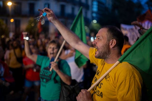 Rally in Barcelona in Support of Maricarmen Following Her Eviction in Madrid: Dozens of people gathered at a rally in support of Maricarmen following her eviction in Madrid, in front of the Government Delegation, on September 23, 2026, in Barcelona, Catalonia, Spain. The protest was organized following the eviction of Maricarmen, a resident of the Retiro district who had lived for 70 years at 46 Alcalde Sainz de Baranda Street in Madrid. SEPTEMBER 23, 2026 MARCH FOR MARICARMEN EVICTION VULTURE FUND KEYS KEYCHAIN RENTED HOUSELorena Sopê Barcelona Catalonia Barcelona Catalonia Spain  Copyright: xLorenaxSopÃªnax 7794932