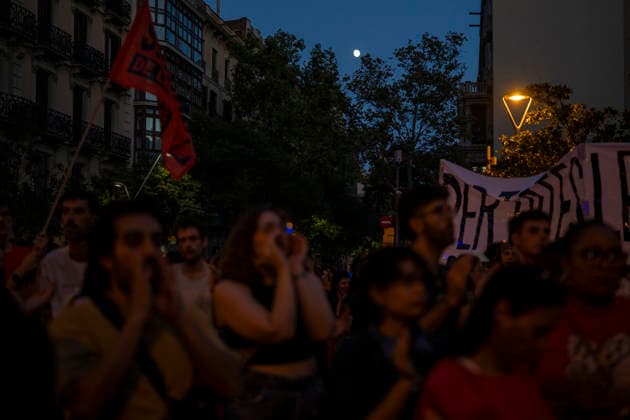 Rally in Barcelona in Support of Maricarmen Following Her Eviction in Madrid: Dozens of people gathered at a rally in support of Maricarmen following her eviction in Madrid, in front of the Government Delegation, on September 23, 2026, in Barcelona, Catalonia, Spain. The protest was organized following the eviction of Maricarmen, a resident of the Retiro district who had lived for 70 years at 46 Alcalde Sainz de Baranda Street in Madrid. SEPTEMBER 23, 2026 MARCH FOR MARICARMEN EVICTION VULTURE FUND KEYS KEYCHAIN RENTED HOUSELorena Sopê Barcelona Catalonia Barcelona Catalonia Spain  Copyright: xLorenaxSopÃªnax 7794935