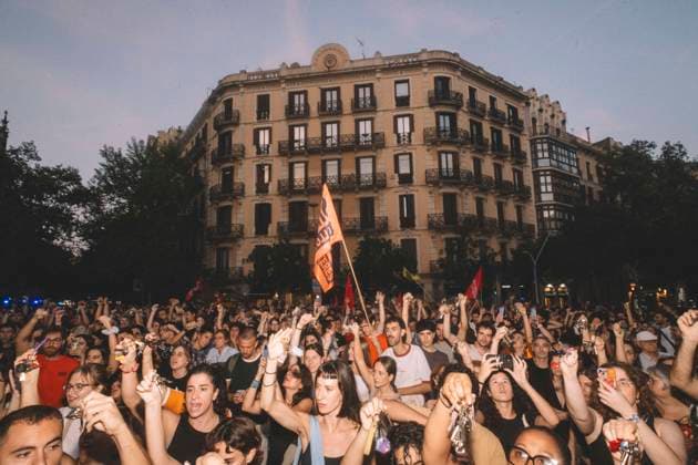 September 23, 2026, Barcelona, Catalonia, Spain: September 23, 2026, Barcelona, Spain: Protesters raise their hands and chant in front of the Government Delegation building. Hundreds of people gathered in front of the Spanish Government Delegation in Catalonia, on Mallorca Street in Barcelona, at a protest against evictions called by tenants and housing unions, including the Sindicat de Llogateres, the Barcelona Tenants Union. The protest followed the eviction that morning in Madrid of MARICARMEN, an 87-year-old woman forced out of the rented flat where she had lived for seventy years, and the death of OLGA, a woman from L Hospitalet de Llobregat who took her own life after being evicted. The unions warned that they will call a general st - ZUMAs392 20260923_zip_s392_009 Copyright: xFabianxSuspensivox