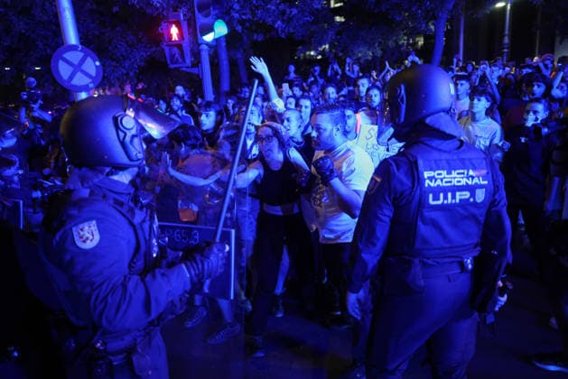 Anti-eviction activists call for a rally outside the Chamberí penthouse following Maricarmen’s eviction. Dozens of people faced off against several National Police officers during a rally outside the Chamberí penthouse following Maricarmen’s eviction, on September 23, 2026, in Madrid, Spain. Anti-eviction activists from the Community of Madrid have called for a rally outside the penthouse in Chamberí that the regional government acquired following the eviction of Maricarmen, a resident of the Retiro district who had lived for 70 years at 46 Alcalde Sainz de Baranda Street. SEPTEMBER 23, 2026 EVICTION PROTEST DEMONSTRATION MARICARMEN ANTI-EVICTION ACTIVISTS ÁTPOLICE Alejandro Martínez Vé Madrid Madrid Spain  Copyright: xAlejandroxMartinezxVÃ lezx 7795049