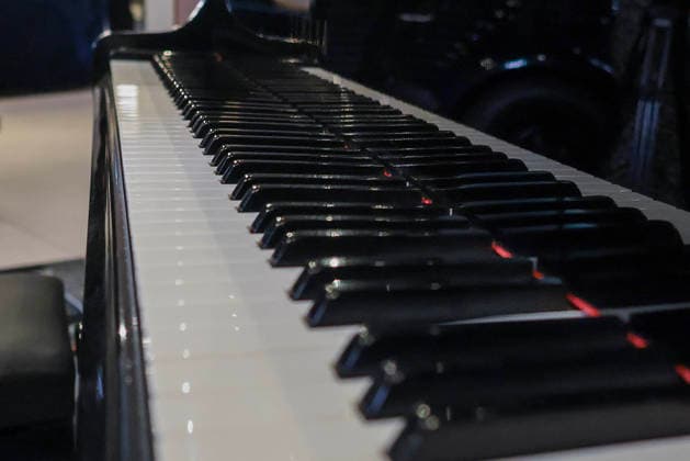 . 23 09 2026. London, United Kingdom. Grand Piano Played By Freddie Mercury up for Auction. Landmark Grand Piano Played Extensively By Freddie Mercury, Recording Mic & Handwritten Lyrics Up For Sale In Â£3 Million Music Auction. The Reinhold Mack Collection, an extraordinary 82-lot archive, offered directly by Mack: the legendary Queen producer and his son, Freddie, Mercury s godson. Spanning their landmark work together at Musicland Studios, the collection features handwritten lyrics, recording equipment and other personal memorabilia that document one of the most important creative partnerships in rock history. At the heart of the collection is the Yamaha C3 Grand Piano from Munich s legendary Musicland Studios, where it was played ex  xMartynxWheatleyx xi-Imagesx IIM-27025-0004