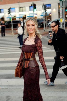 IPA88882456 - Milan, September 23, 2026: People, influencers, photographers, and onlookers at the Etro fashion show in Piazza Lina Bo Bardi during Milan Fashion Week  Copyright: xDuilioxPiaggesix xDuilioxPiaggesix IPA88882456