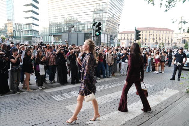 IPA88882504 - Milan, September 23, 2026: People, influencers, photographers, and onlookers at the Etro fashion show in Piazza Lina Bo Bardi during Milan Fashion Week  Copyright: xDuilioxPiaggesix xDuilioxPiaggesix IPA88882504