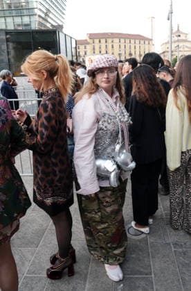 IPA88882537 - Milan, September 23, 2026: People, influencers, photographers, and onlookers at the Etro fashion show in Piazza Lina Bo Bardi during Milan Fashion Week  Copyright: xDuilioxPiaggesix xDuilioxPiaggesix IPA88882537