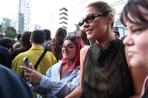 IPA88882417 - Milan, September 23, 2026: People, influencers, photographers, and onlookers at the Etro fashion show in Piazza Lina Bo Bardi during Milan Fashion Week  Copyright: xDuilioxPiaggesix xDuilioxPiaggesix IPA88882417