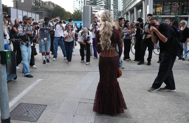 IPA88882433 - Milan, September 23, 2026: People, influencers, photographers, and onlookers at the Etro fashion show in Piazza Lina Bo Bardi during Milan Fashion Week  Copyright: xDuilioxPiaggesix xDuilioxPiaggesix IPA88882433