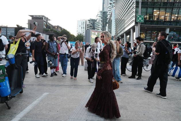 IPA88882449 - Milan, September 23, 2026: People, influencers, photographers, and onlookers at the Etro fashion show in Piazza Lina Bo Bardi during Milan Fashion Week  Copyright: xDuilioxPiaggesix xDuilioxPiaggesix IPA88882449