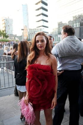 IPA88882477 - Milan, September 23, 2026: People, influencers, photographers, and onlookers at the Etro fashion show in Piazza Lina Bo Bardi during Milan Fashion Week  Copyright: xDuilioxPiaggesix xDuilioxPiaggesix IPA88882477