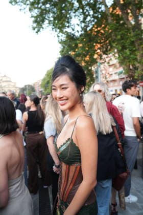 IPA88882489 - Milan, September 23, 2026: People, influencers, photographers, and onlookers at the Etro fashion show in Piazza Lina Bo Bardi during Milan Fashion Week  Copyright: xDuilioxPiaggesix xDuilioxPiaggesix IPA88882489