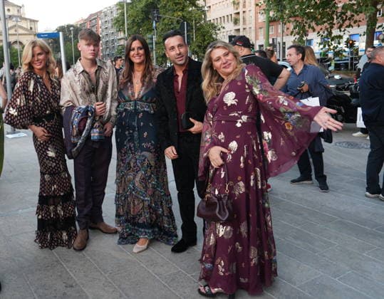 IPA88882511 - Milan, September 23, 2026: People, influencers, photographers, and onlookers at the Etro fashion show in Piazza Lina Bo Bardi during Milan Fashion Week  Copyright: xDuilioxPiaggesix xDuilioxPiaggesix IPA88882511