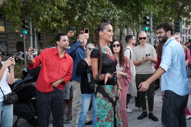 IPA88882519 - Milan, September 23, 2026: People, influencers, photographers, and onlookers at the Etro fashion show in Piazza Lina Bo Bardi during Milan Fashion Week  Copyright: xDuilioxPiaggesix xDuilioxPiaggesix IPA88882519