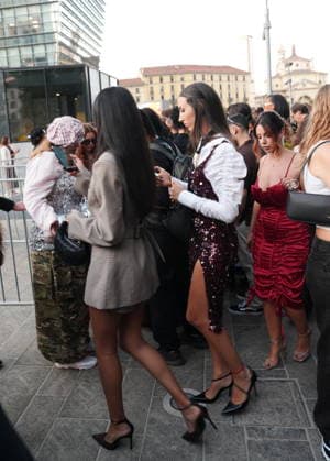 IPA88882526 - Milan, September 23, 2026: People, influencers, photographers, and onlookers at the Etro fashion show in Piazza Lina Bo Bardi during Milan Fashion Week  Copyright: xDuilioxPiaggesix xDuilioxPiaggesix IPA88882526
