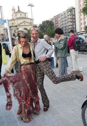 IPA88882527 - Milan, September 23, 2026: People, influencers, photographers, and onlookers at the Etro fashion show in Piazza Lina Bo Bardi during Milan Fashion Week  Copyright: xDuilioxPiaggesix xDuilioxPiaggesix IPA88882527