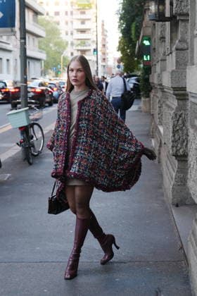 IPA88882533 - Milan, September 23, 2026: People, influencers, photographers, and onlookers at the Etro fashion show in Piazza Lina Bo Bardi during Milan Fashion Week  Copyright: xDuilioxPiaggesix xDuilioxPiaggesix IPA88882533