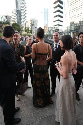 IPA88882543 - Milan, September 23, 2026: People, influencers, photographers, and onlookers at the Etro fashion show in Piazza Lina Bo Bardi during Milan Fashion Week  Copyright: xDuilioxPiaggesix xDuilioxPiaggesix IPA88882543