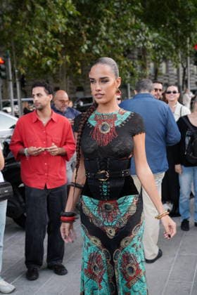 IPA88882559 - Milan, September 23, 2026: People, influencers, photographers, and onlookers at the Etro fashion show in Piazza Lina Bo Bardi during Milan Fashion Week  Copyright: xDuilioxPiaggesix xDuilioxPiaggesix IPA88882559