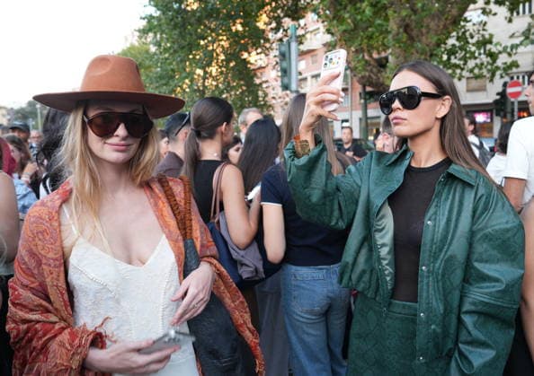 IPA88882595 - Milan, September 23, 2026: People, influencers, photographers, and onlookers at the Etro fashion show in Piazza Lina Bo Bardi during Milan Fashion Week  Copyright: xDuilioxPiaggesix xDuilioxPiaggesix IPA88882595