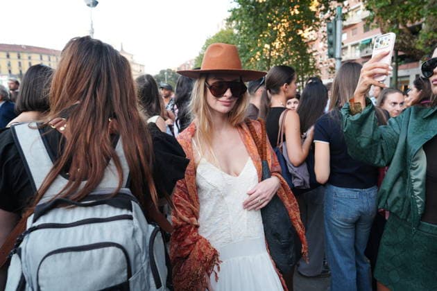 IPA88882599 - Milan, September 23, 2026: People, influencers, photographers, and onlookers at the Etro fashion show in Piazza Lina Bo Bardi during Milan Fashion Week  Copyright: xDuilioxPiaggesix xDuilioxPiaggesix IPA88882599