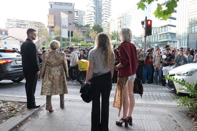 IPA88882603 - Milan, September 23, 2026: People, influencers, photographers, and onlookers at the Etro fashion show in Piazza Lina Bo Bardi during Milan Fashion Week  Copyright: xDuilioxPiaggesix xDuilioxPiaggesix IPA88882603