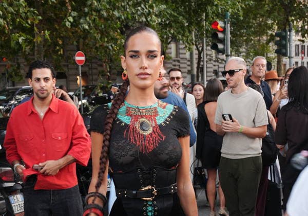 IPA88882607 - Milan, September 23, 2026: People, influencers, photographers, and onlookers at the Etro fashion show in Piazza Lina Bo Bardi during Milan Fashion Week  Copyright: xDuilioxPiaggesix xDuilioxPiaggesix IPA88882607