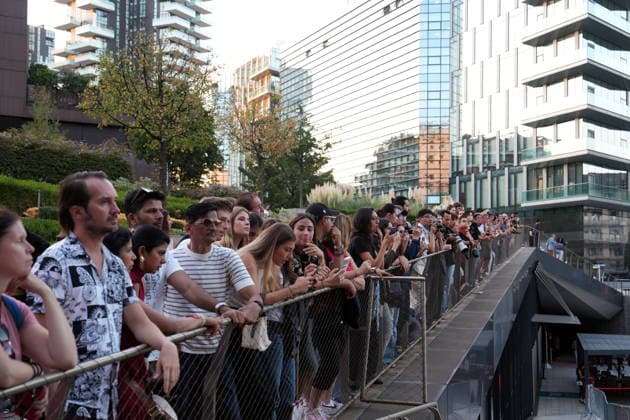 IPA88882567 - Milan, September 23, 2026: People, influencers, photographers, and onlookers at the Etro fashion show in Piazza Lina Bo Bardi during Milan Fashion Week  Copyright: xDuilioxPiaggesix xDuilioxPiaggesix IPA88882567