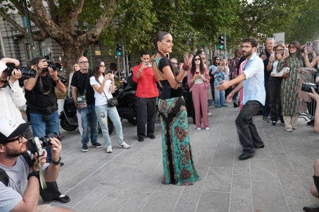 IPA88882575 - Milan, September 23, 2026: People, influencers, photographers, and onlookers at the Etro fashion show in Piazza Lina Bo Bardi during Milan Fashion Week  Copyright: xDuilioxPiaggesix xDuilioxPiaggesix IPA88882575
