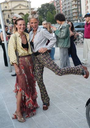 IPA88882584 - Milan, September 23, 2026: People, influencers, photographers, and onlookers at the Etro fashion show in Piazza Lina Bo Bardi during Milan Fashion Week  Copyright: xDuilioxPiaggesix xDuilioxPiaggesix IPA88882584
