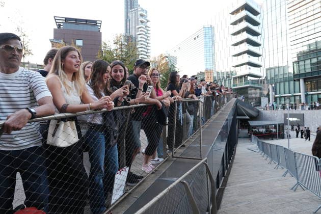 IPA88882587 - Milan, September 23, 2026: People, influencers, photographers, and onlookers at the Etro fashion show in Piazza Lina Bo Bardi during Milan Fashion Week  Copyright: xDuilioxPiaggesix xDuilioxPiaggesix IPA88882587