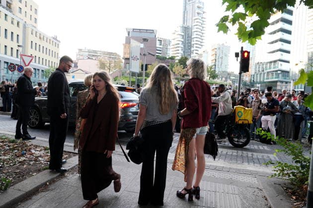 IPA88882591 - Milan, September 23, 2026: People, influencers, photographers, and onlookers at the Etro fashion show in Piazza Lina Bo Bardi during Milan Fashion Week  Copyright: xDuilioxPiaggesix xDuilioxPiaggesix IPA88882591