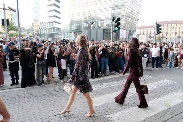 IPA88882593 - Milan, September 23, 2026: People, influencers, photographers, and onlookers at the Etro fashion show in Piazza Lina Bo Bardi during Milan Fashion Week  Copyright: xDuilioxPiaggesix xDuilioxPiaggesix IPA88882593