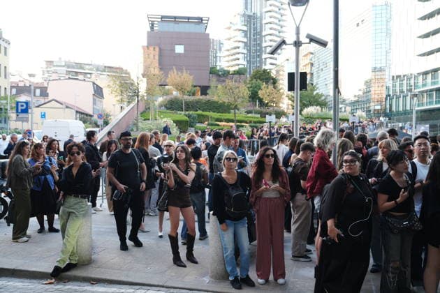 IPA88882597 - Milan, September 23, 2026: People, influencers, photographers, and onlookers at the Etro fashion show in Piazza Lina Bo Bardi during Milan Fashion Week  Copyright: xDuilioxPiaggesix xDuilioxPiaggesix IPA88882597