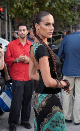 IPA88882605 - Milan, September 23, 2026: People, influencers, photographers, and onlookers at the Etro fashion show in Piazza Lina Bo Bardi during Milan Fashion Week  Copyright: xDuilioxPiaggesix xDuilioxPiaggesix IPA88882605