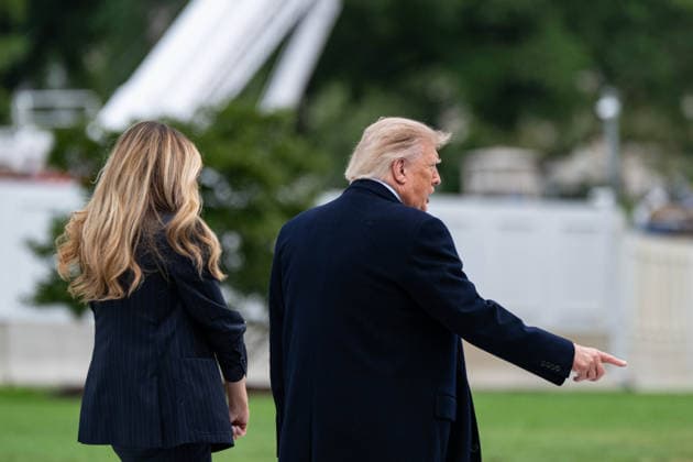 September 23, 2026, Washington, District Of Columbia, United States: President DONALD TRUMP and First Lady MELANIA TRUMP walk across the South Lawn toward Marine One before departing the White House for Joint Base Andrews, where the president is scheduled to greet Chinese President XI JINPING and Madame PENG LIYUAN upon their arrival for a state visit. Washington United States  - ZUMAk206 20260923_znp_k206_021 Copyright: xMattxKaminskyx