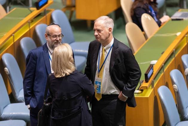 September 23, 2026, New York City, USA: U.S. diplomats Christopher Henzel and Yehuda Kaploun talk before a session of the United Nations General Assembly at UN Headquarters in New York City. New York City USA  - ZUMAl194 20260923_zip_l194_055 Copyright: xMarekxLadzinskix