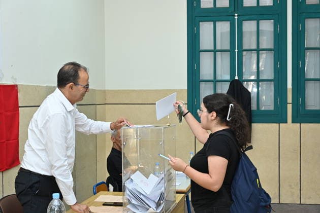 (260923) -- RABAT, Sept. 23, 2026 -- A voter casts her ballot at a polling station in Rabat, Morocco, Sept. 23, 2026. Polling stations opened on Wednesday morning across Morocco for legislative elections to renew the 395 members of the House of Representatives, parliament s lower house. (Photo by Xinhua) MOROCCO-RABAT-LEGISLATIVE ELECTIONS-VOTE Aissa 