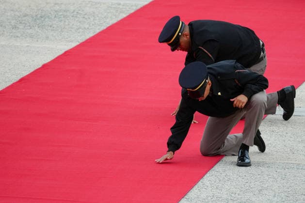 A red carpet is prepared near the steps of an Air China plane, carrying Chinese President Xi Jinping, after arriving at Joint Base Andrews, Maryland on Wednesday, Sept. 23, 2026. President Trump is hosting President Xi for a three-day state visit to Washington, DC where the leaders are expected to discuss trade practices, artificial intelligence and tariffs.  WASP20260923125 ALxDRAGO