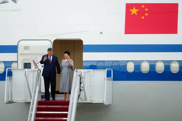 Xi Jinping, China s president, and Peng Liyuan, China s first lady, disembark their plane upon arrival at Joint Base Andrews, Maryland on Wednesday, Sept. 23, 2026. President Trump is hosting President Xi for a three-day state visit to Washington, DC where the leaders are expected to discuss trade practices, artificial intelligence and tariffs.  WASP20260923130 ALxDRAGO