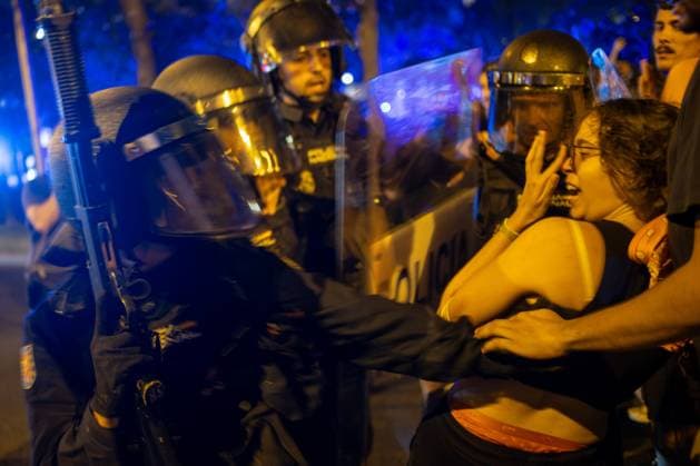 September 23, 2026, Madrid, Spain: Police charge at demonstrators marching through central Madrid to denounce real estate speculation.Following the confirmation of Maricarmen s eviction, thousands of people marched through central Madrid to denounce real estate speculation and demand the right to decent housing. Madrid Spain  - ZUMAs197 20260923_aaa_s197_143 Copyright: xDavidxCanalesx
