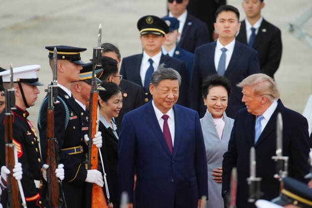 Xi Jinping, China s president, from left, Peng Liyuan, China s first lady, and US President Donald Trump during an arrival ceremony at Joint Base Andrews, Maryland on Wednesday, Sept. 23, 2026. President Trump is hosting President Xi for a three-day state visit to Washington, DC where the leaders are expected to discuss trade practices, artificial intelligence and tariffs. WASP20260923149 ALxDRAGO