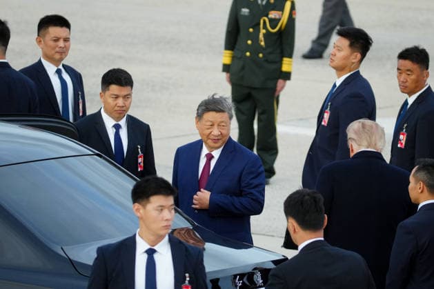 Xi Jinping, China s president, center, and US President Donald Trump, lower right, during an arrival ceremony at Joint Base Andrews, Maryland on Wednesday, Sept. 23, 2026. President Trump is hosting President Xi for a three-day state visit to Washington, DC where the leaders are expected to discuss trade practices, artificial intelligence and tariffs. WASP20260923155 ALxDRAGO