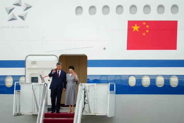 Xi Jinping, China s president, and Peng Liyuan, China s first lady, disembark their plane upon arrival at Joint Base Andrews, Maryland on Wednesday, Sept. 23, 2026. President Trump is hosting President Xi for a three-day state visit to Washington, DC where the leaders are expected to discuss trade practices, artificial intelligence and tariffs.  WASP20260923158 ALxDRAGO