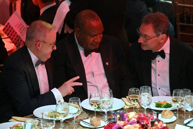 ANTHONY ALBANESE UNITED STATES VISIT, Australia™s Prime Minister Anthony Albanese, Papua New Guinea Prime Minister James Marape and Pfizer CEO Albert Bourla at the Atlantic Council Global Citizen Awards during the United Nations General Assembly in New York, Wednesday, September 23, 2026. ( NO ARCHIVING NEW YORK New York United States of America  Copyright: xMICKxTSIKASx 20260924168912217141