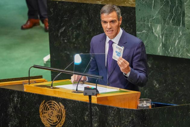 Spanish Prime Minister Pedro Sanchez displays a copy of the United Nations Charter during the 81st UN General Assembly in New York, United States, 23 September 2026. Pedro Sanchez speaks during the 81st UN General Assembly !ACHTUNG: NUR REDAKTIONELLE NUTZUNG!  Copyright: xÁngelxColmenaresx AME090 20260924-55021486706_1