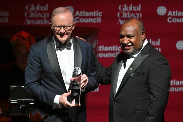 News Bilder des Tages #2 ANTHONY ALBANESE UNITED STATES VISIT, Australia™s Prime Minister Anthony Albanese receives an award from Papua New Guinea™s Prime Minister James Marape at the Atlantic Council Global Citizen Awards during the United Nations General Assembly in New York, Wednesday, September 23, 2026. ( NO ARCHIVING NEW YORK New York United States of America  Copyright: xMICKxTSIKASx 20260924131031512600