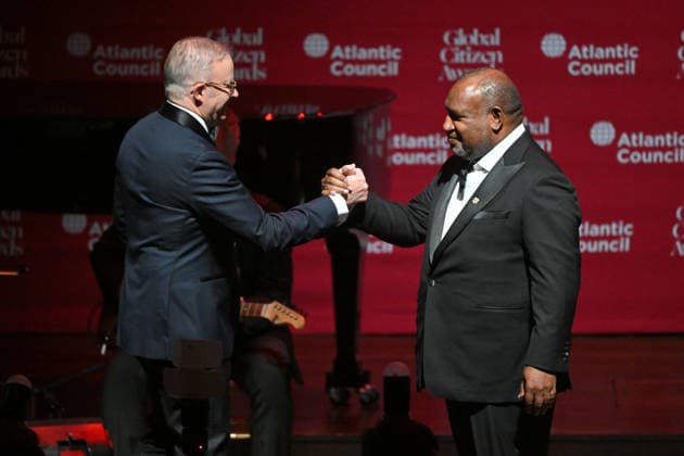 ANTHONY ALBANESE UNITED STATES VISIT, Australia™s Prime Minister Anthony Albanese receives an award from Papua New Guinea™s Prime Minister James Marape at the Atlantic Council Global Citizen Awards during the United Nations General Assembly in New York, Wednesday, September 23, 2026. ( NO ARCHIVING NEW YORK New York United States of America  Copyright: xMICKxTSIKASx 20260924164600781240