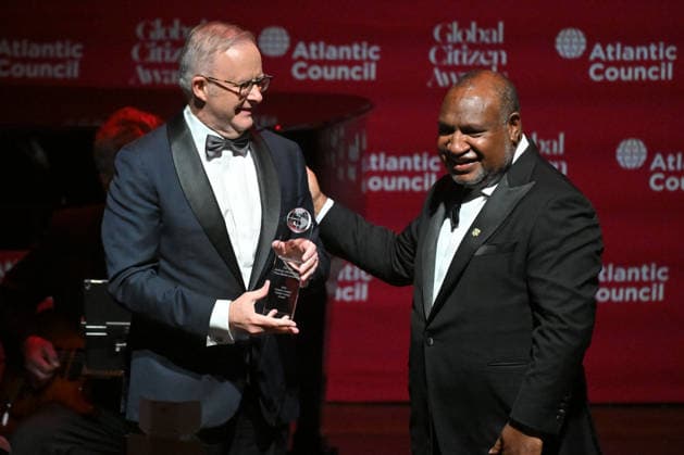 ANTHONY ALBANESE UNITED STATES VISIT, Australia™s Prime Minister Anthony Albanese receives an award from Papua New Guinea™s Prime Minister James Marape at the Atlantic Council Global Citizen Awards during the United Nations General Assembly in New York, Wednesday, September 23, 2026. ( NO ARCHIVING NEW YORK New York United States of America  Copyright: xMICKxTSIKASx 20260924193300602762